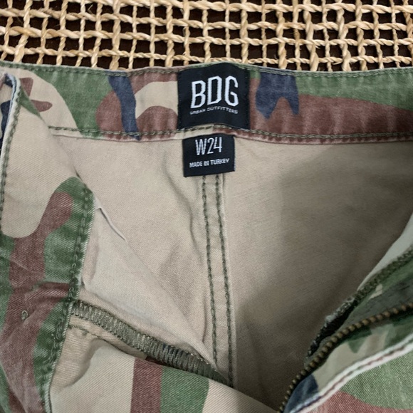 Camo ladies shorts with pockets on side - Picture 3 of 5